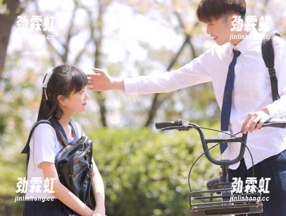 998.su：我看视频时不小心把瓜皮也吃了，真是个奇妙的体验！