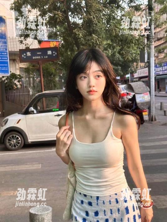 回归到吃瓜网首页：这App界面简直太迷了，我好像置身火星！